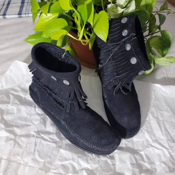 Authentic Minnetonka Mocassins Double Fringe Suede Coin Detail Ankle Boots - Picture 1 of 14